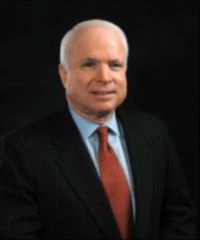 **Agosto**: Senador John McCain